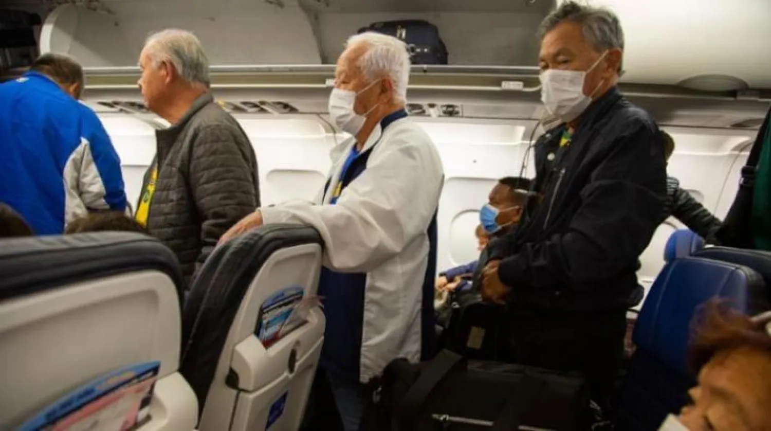 Houston’da havaalanına inen bir uçakta maske takan yolcular (AFP-Arşiv)