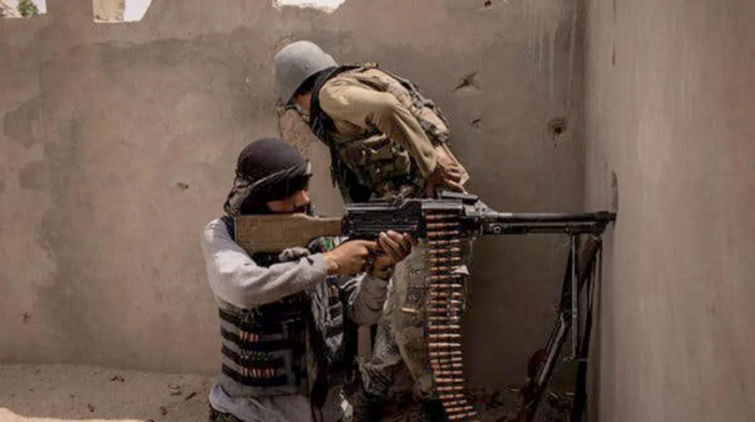 جنود أفغان يردون على حصار «طالبان» في لاشكار جاه، عاصمة إقليم هلمند جنوب أفغانستان، الأسبوع الماضي (نيويورك تايمز)