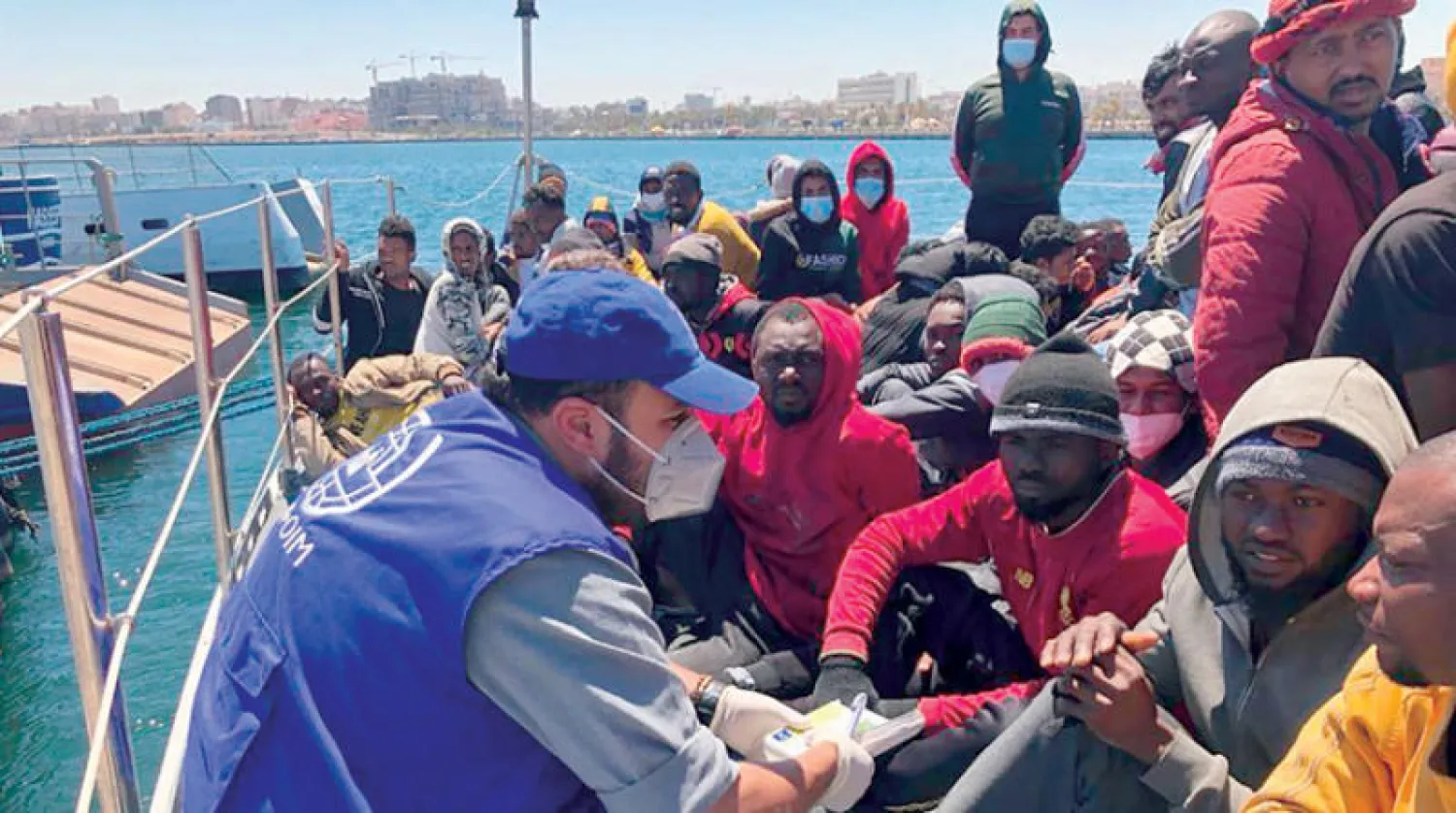 مهاجرون تم اعتراضهم قبالة السواحل الليبية بعد نقلهم إلى قاعدة أبو ستة البحرية في طرابلس الأحد الماضي (أ.ب)