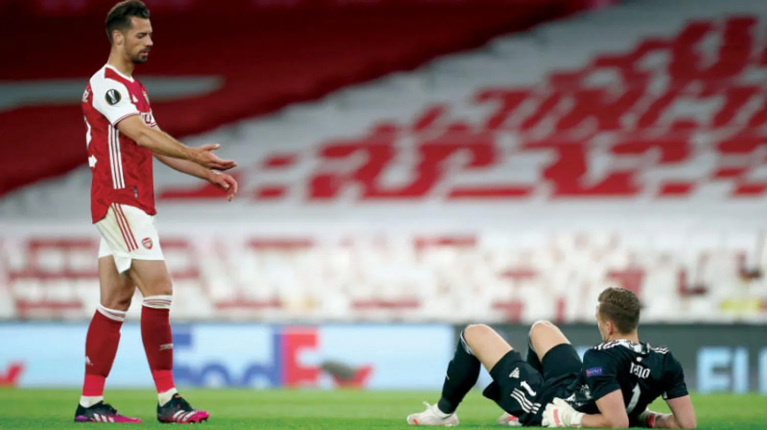 مَن يواسي مَن؟ ماري مدافع آرسنال والحارس لينو بعد الخسارة في الدوري الأوروبي (رويترز)