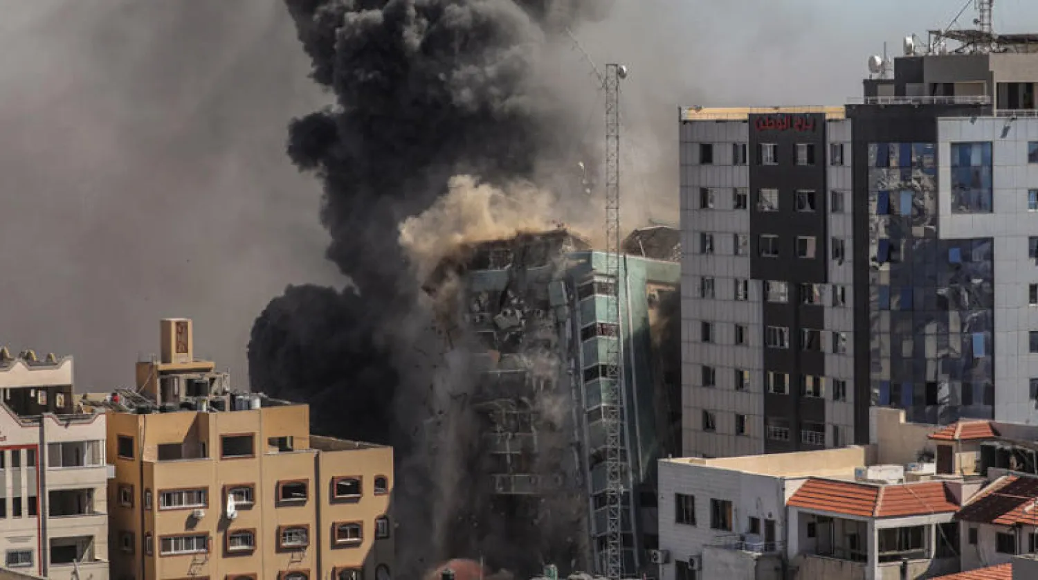 «برج الجلاء» في مدينة غزة يتداعى بعد غارة جوية أمس (إ.ب.أ)