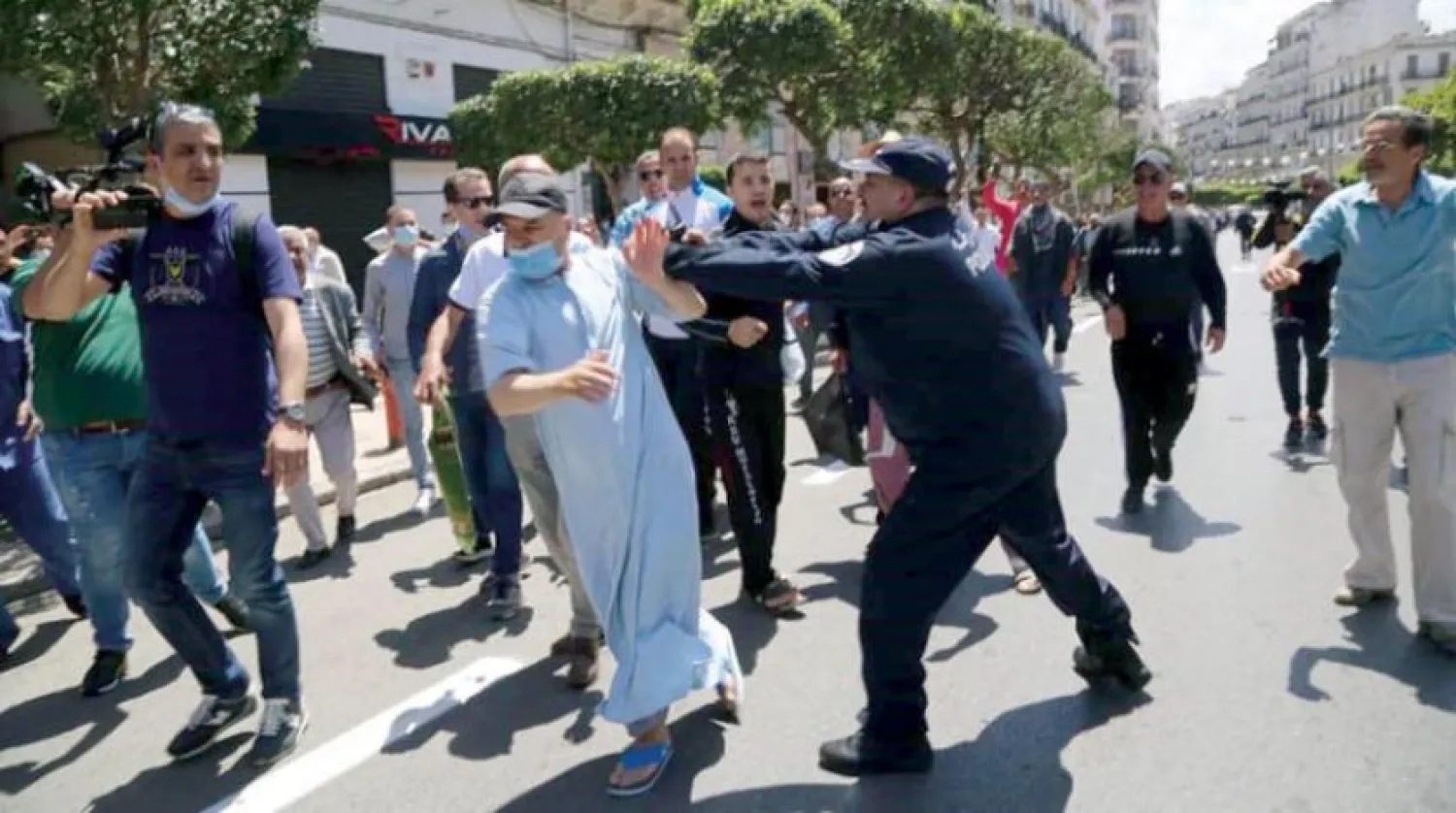 14 Mayıs’ta başkent Cezayir’de güvenlik güçleri ve halk hareketi aktivistleri arasında çatışma yaşandı. (Şarku’l Avsat)