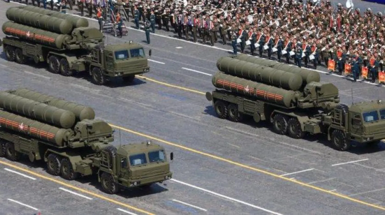 Moskova'daki askeri geçit töreni sırasında geçen S-400 hava savunma sistemleri (Reuters)
