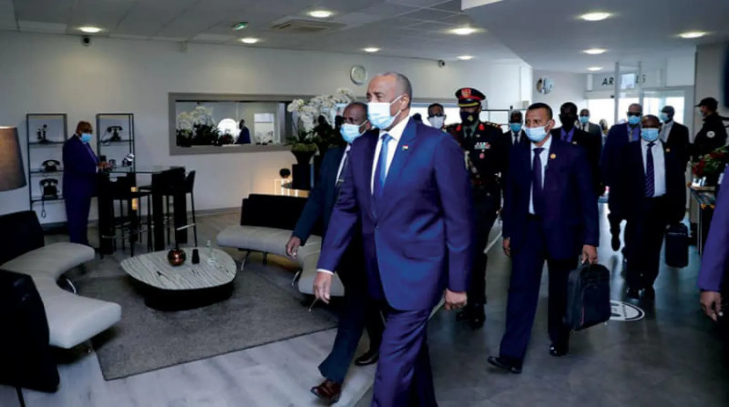 البرهان لدى وصوله إلى باريس أمس (مجلس السيادة الانتقالي)