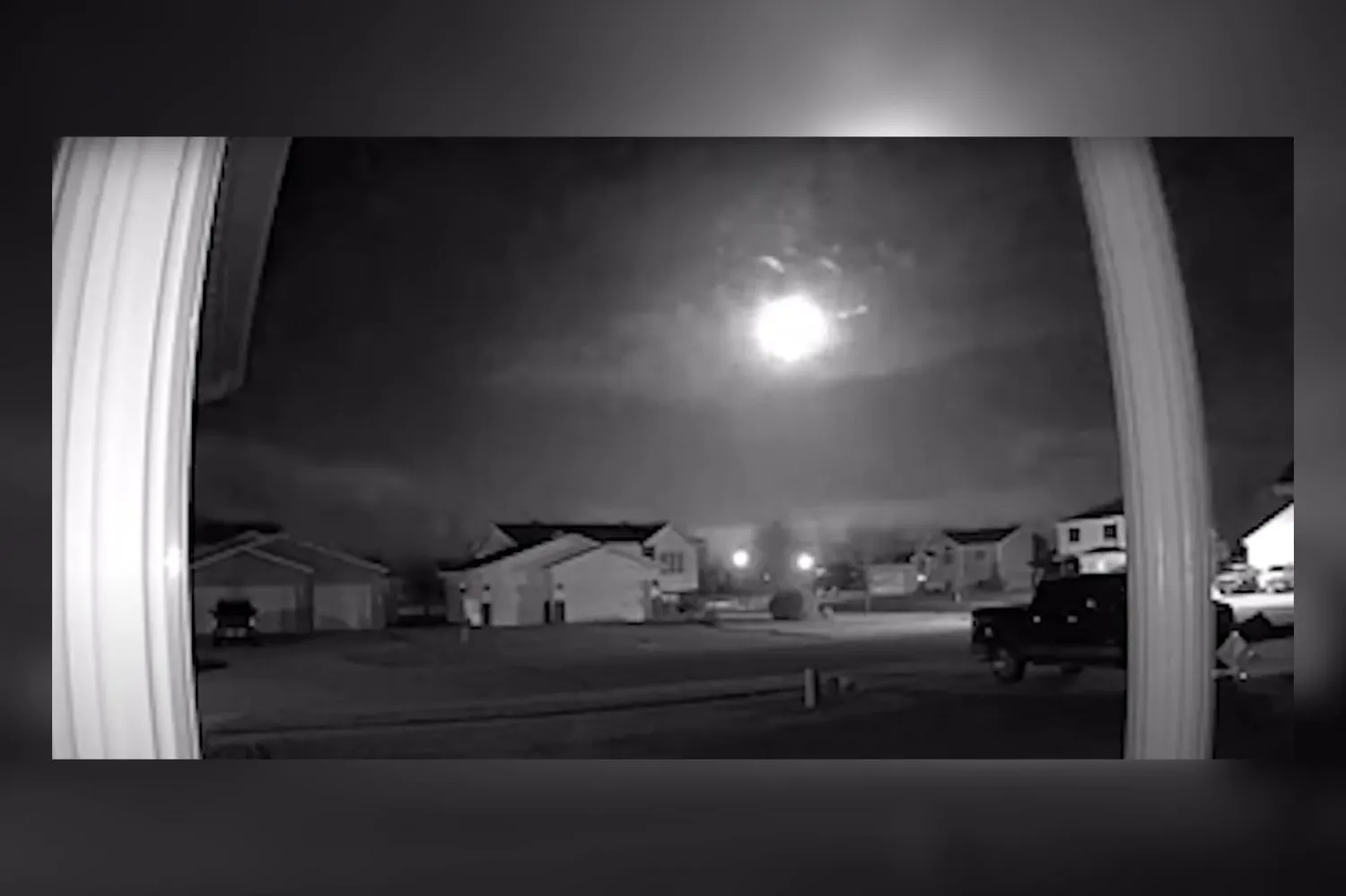 Ateş topunun gökyüzünde mavi ve kırmızı ışıklar saçarak süzüldüğü ifade ediliyor (Youtube / Space)