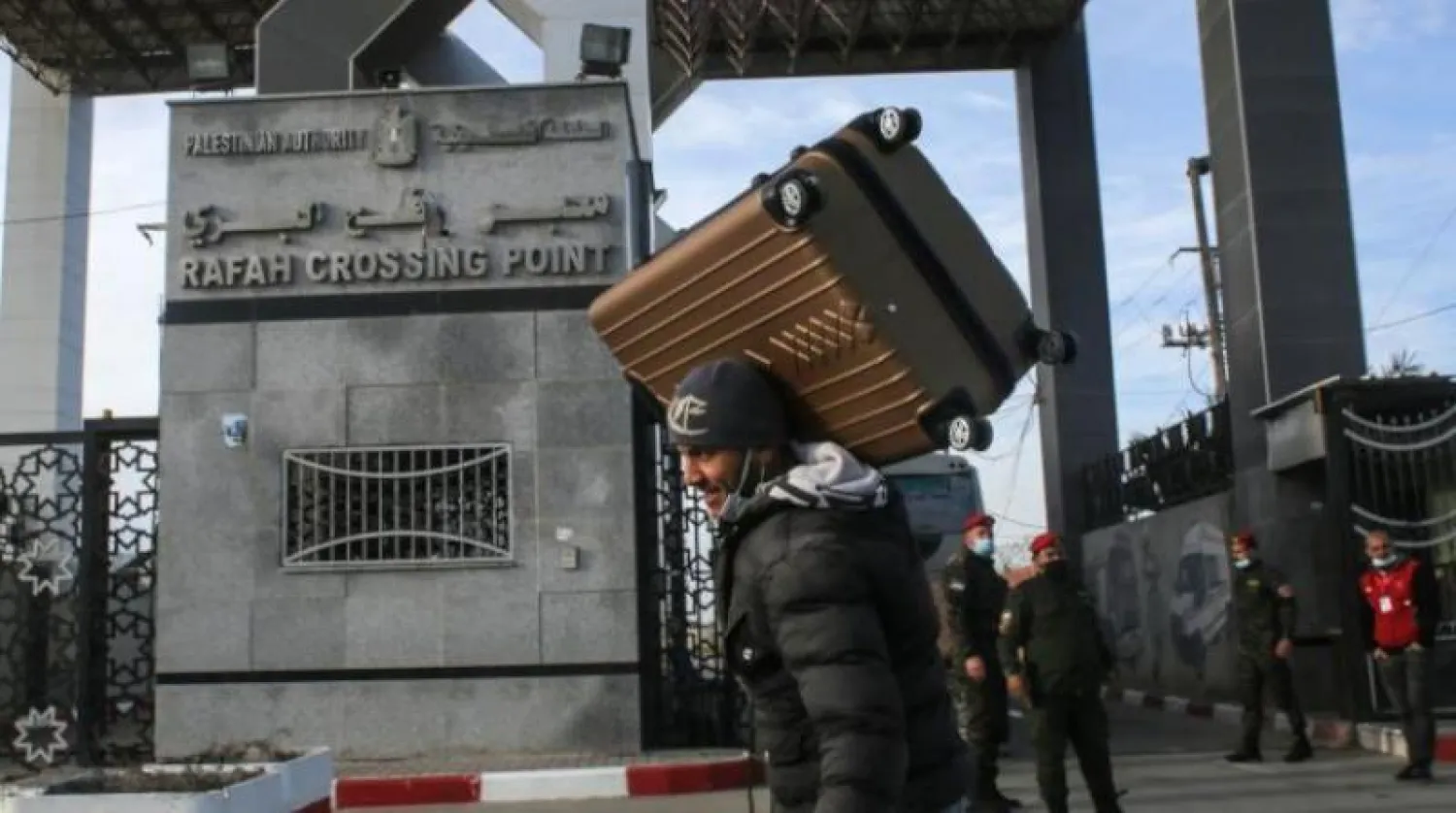 رجل يحمل حقيبة على كتفه أمام معبر رفح الحدودي مع مصر (أرشيفية - أ.ف.ب)