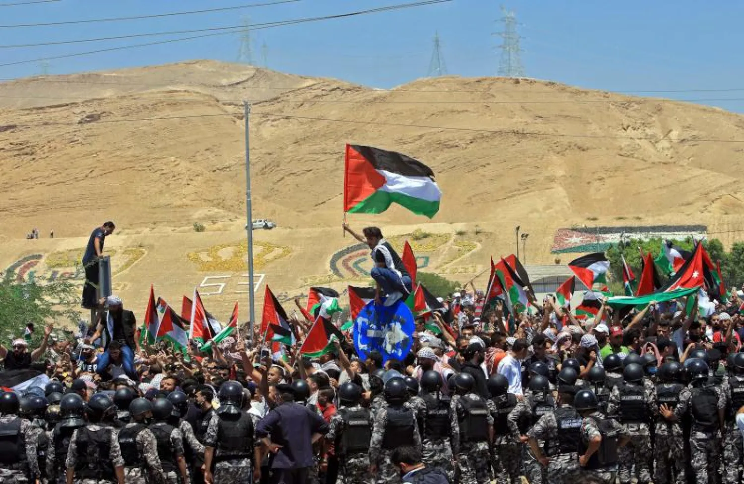محتجون أردنيون يتظاهرون دعماً للفلسطينيين في مدينة الكرامة على الحدود مع إسرائيل (أ.ف.ب)