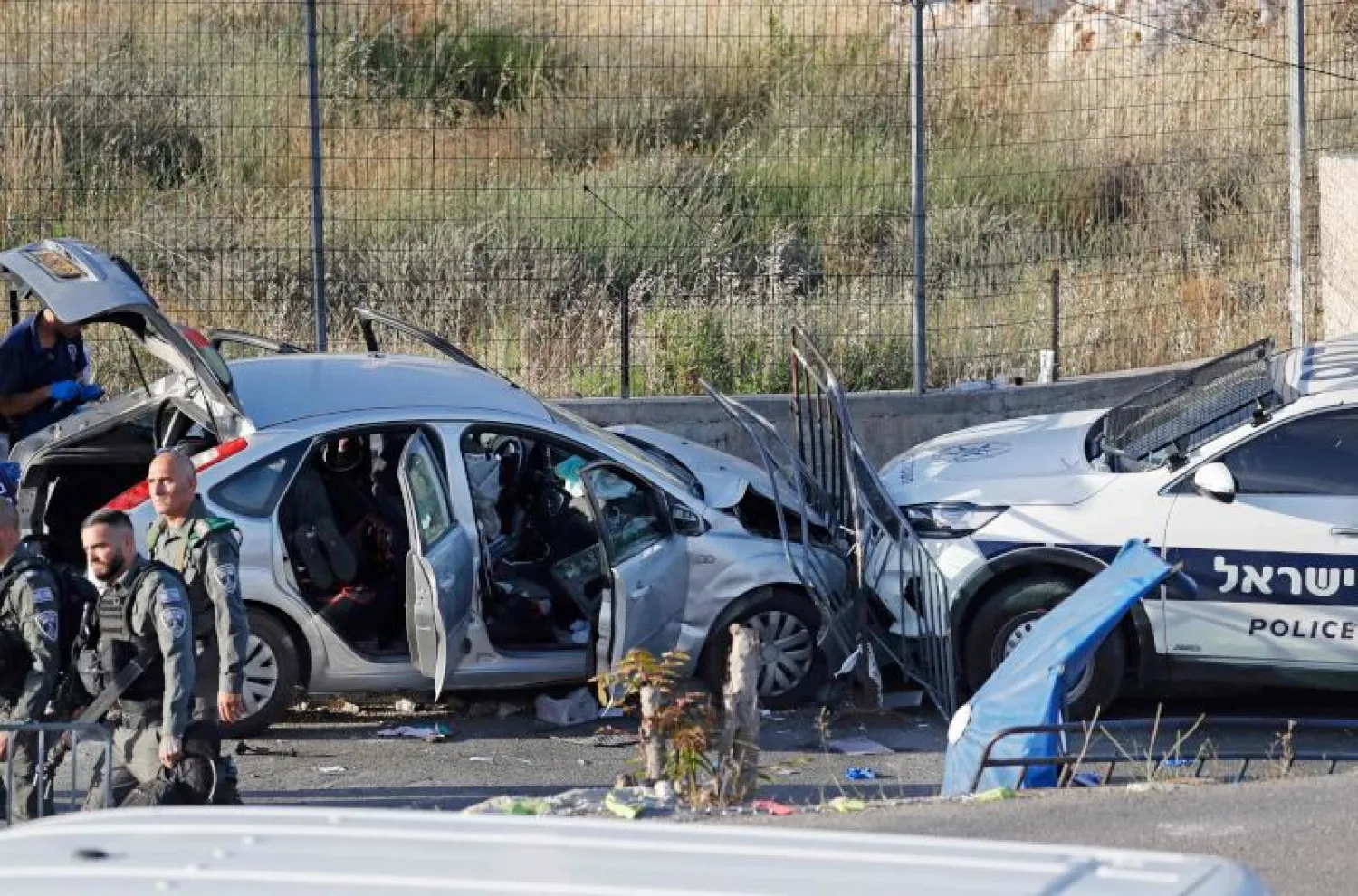 قوات الأمن الإسرائيلية تتفقد الموقع الذي وقع فيه الحادث (أ.ف.ب)