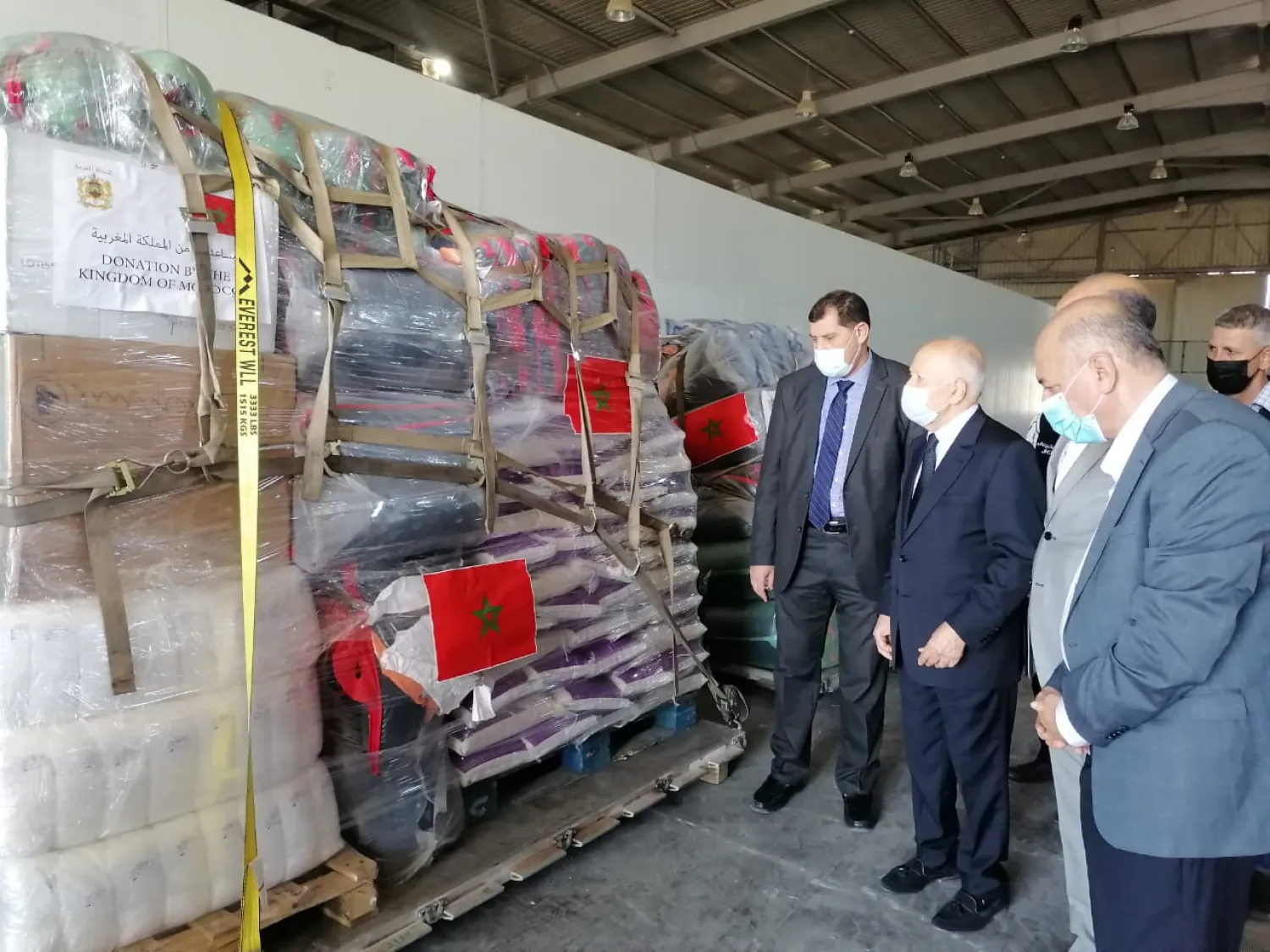 سفير المغرب لدى الأردن خالد الناصري لدى استقباله صباح أمس المساعدات الإنسانية المغربية الموجهة إلى الفلسطينيين في مطار ماركا بعمان (ماب)