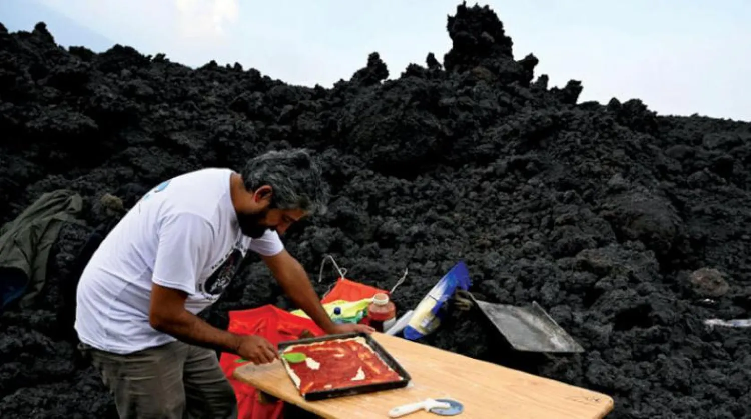 David Garcia Guatemala’da volkanik közde pizza pişiriyor. (AFP)