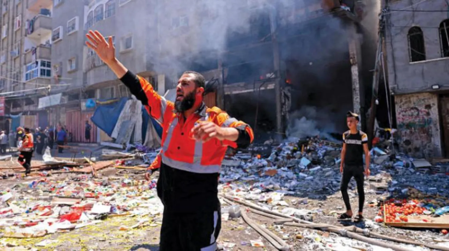 Mısır, Gazze Şeridi’nde İsrail bombardımanında yaralanan Filistinlileri taşımak için Refah Sınır Kapısı’nın açılışına izin verirken, bir itfaiye görevlisi sınır kapısındaki meslektaşlarıyla konuşuyor. (AFP)