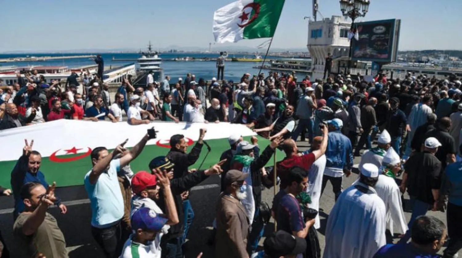 7 Mayıs'ta başkent Cezayir’de düzenlenen Hirak gösterilerinden bir kare. (AFP)