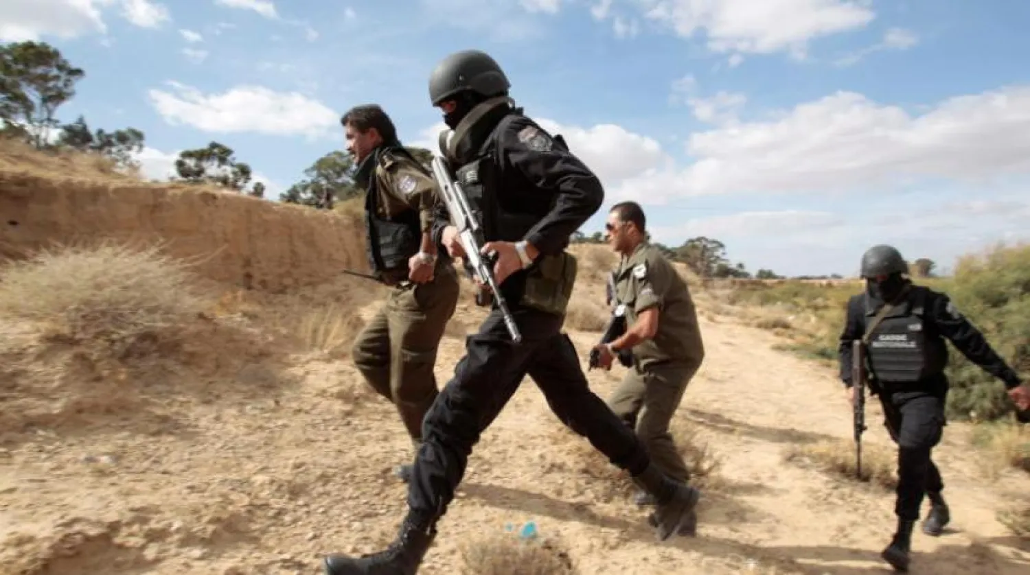 Tunus polisi Kassarin’de bir dağda devriye gezerken (Reuters-Arşiv)