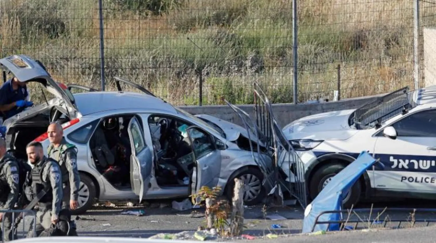 İsrail güvenlik güçleri olayın meydana geldiği alanı inceliyor. (AFP)