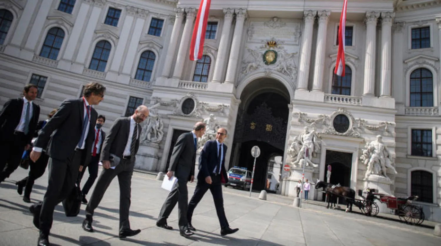المبعوث الأميركي الخاص روبرت مالي ومفاوض الاتحاد الأوروبي إنريكي مورا يتجولان على هامش مباحثات إيران وسط فيينا (إ.ب.أ)