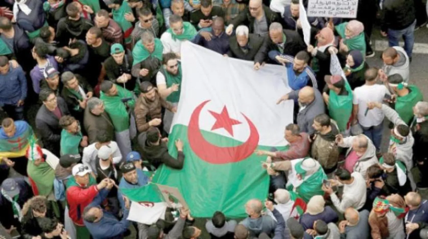 Cezayir başkentinin merkezinde yapılan gösterilerde Buteflika rejiminin simgelerinin istifası isteniyor (Reuters Arşiv)