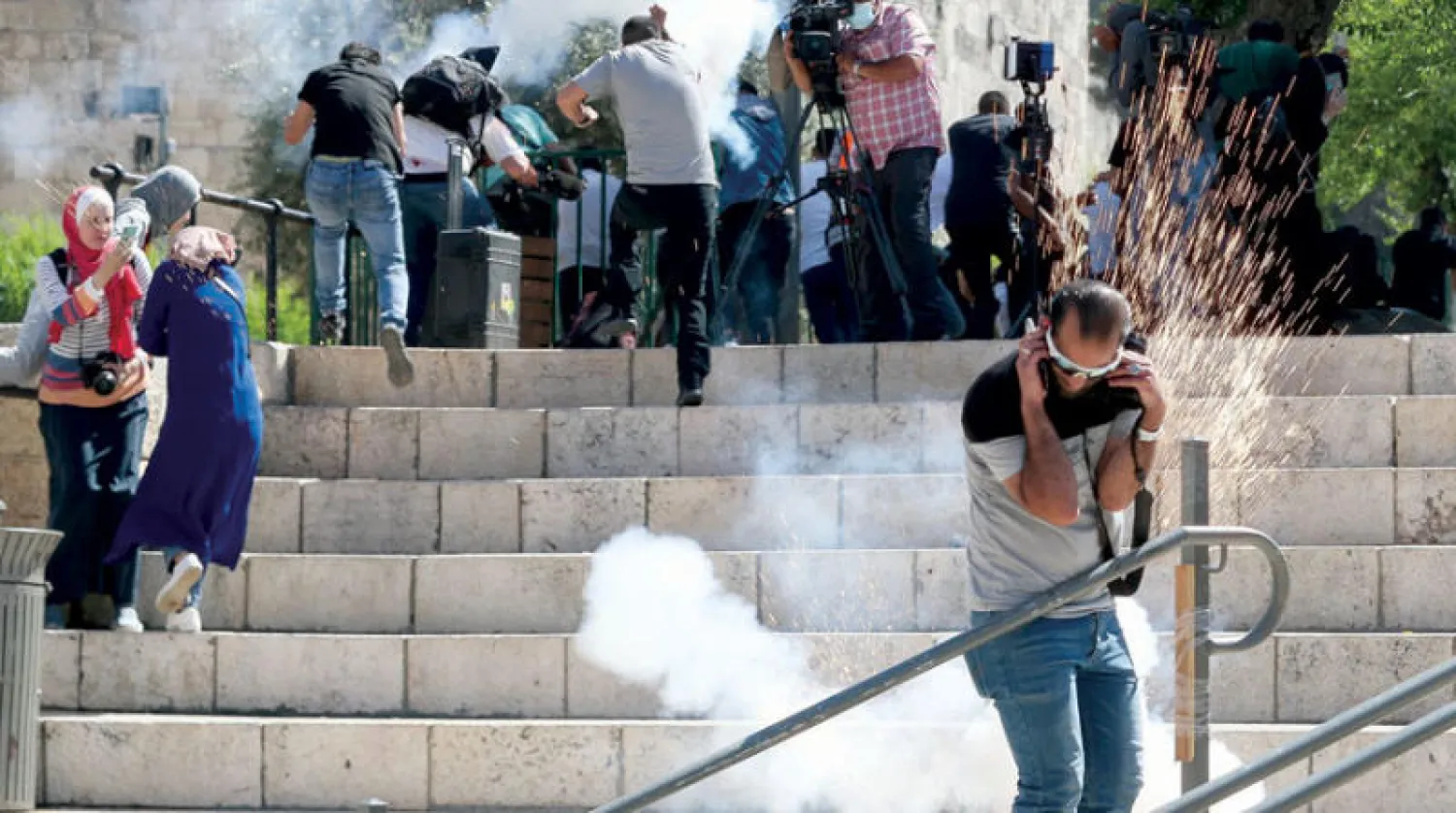 القوات الإسرائيلية تواجه متظاهرين في القدس الشرقية تضامناً مع أهالي غزة (رويترز)