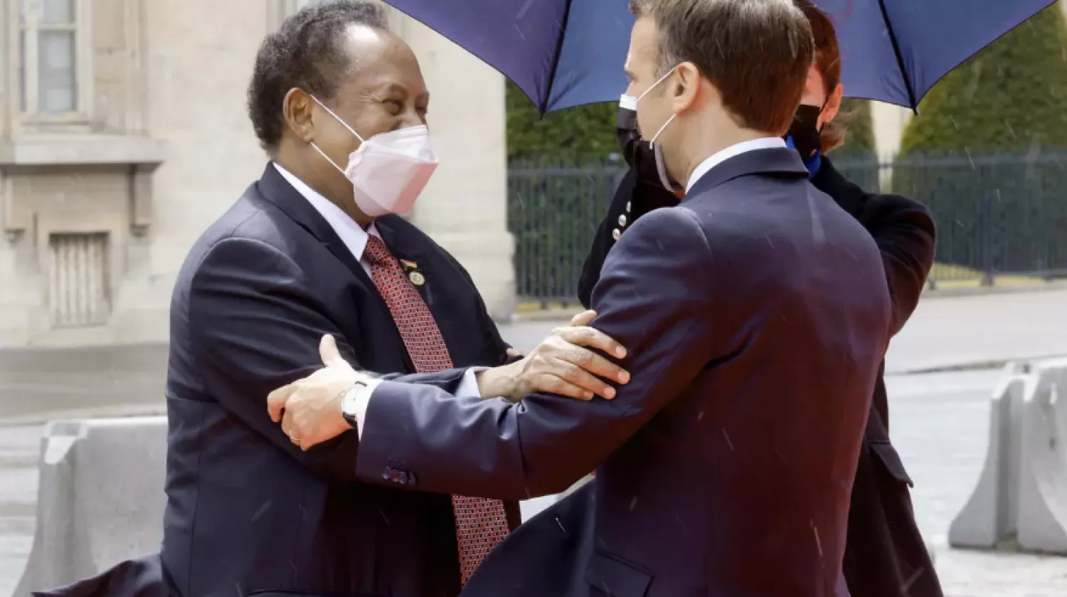 French President Emmanuel Macron (R) welcomes Sudan's Prime Minister Abdalla Hamdok in Paris, May 17 2021. © Ludovic Marin, AFP
