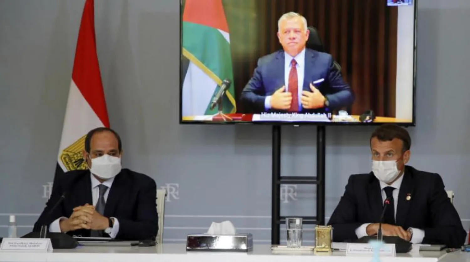 Fransa Cumhurbaşkanı Emmanuel Macron (sağda) ve Mısırlı mevkidaşı Sisi, Ürdün Kralı II. Abdullah (ortada) ile video konferans sırasında  (AP)
