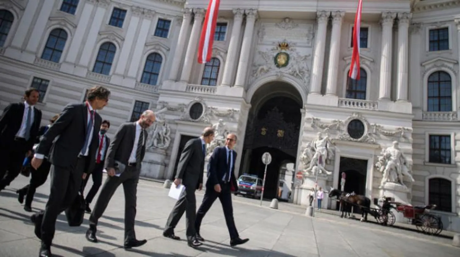ABD’nin İran Özel Temsilcisi Robert Malley ve AB müzakerecisi Enrique Mora, Viyana’daki İran görüşmelerinin oturum aralarında (EPA)