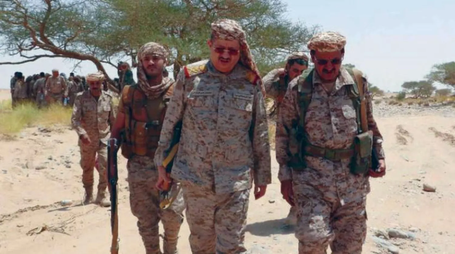 Yemeni Defense Minister Lt. Gen. Mohammed Al-Maqdashi inspects battlegrounds in Marib. (Saba News Agency)