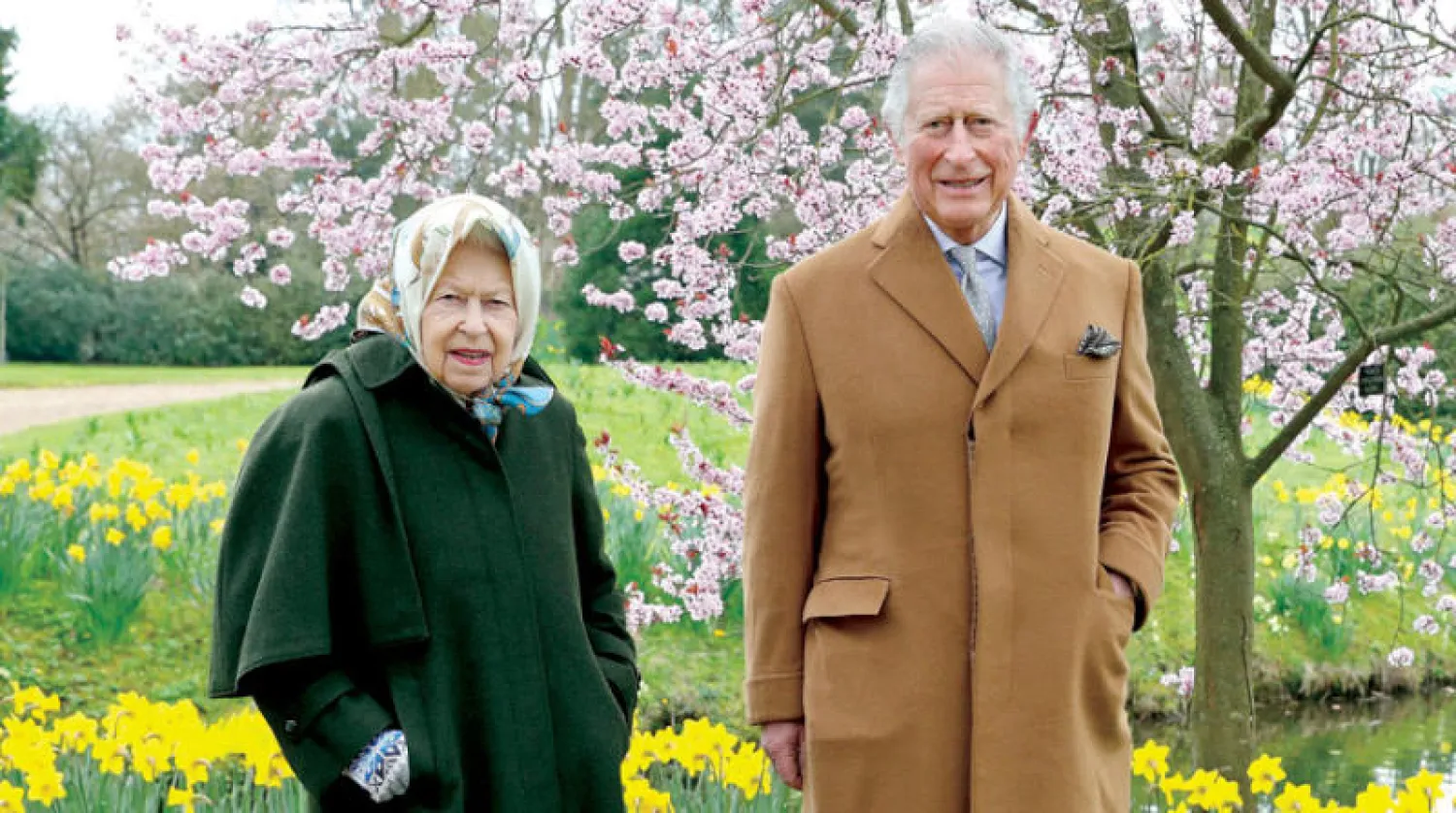 إليزابيث والأمير تشارلز في حديقة وندسور (أ.ف.ب)