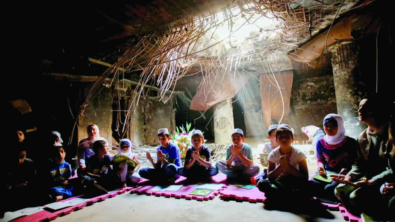  نیایش کودکان عراقی در پناهگاه العامریه بغداد ماه گذشته (رویترز)