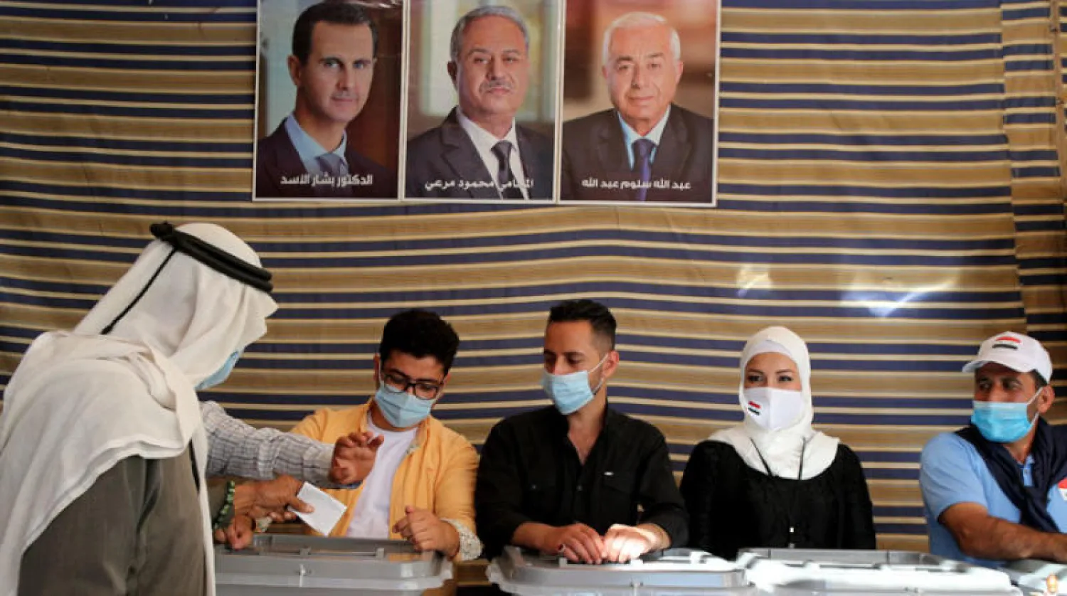 سوريون يقترعون في سفارة بلادهم ببيروت أمس (إ.ب.أ)