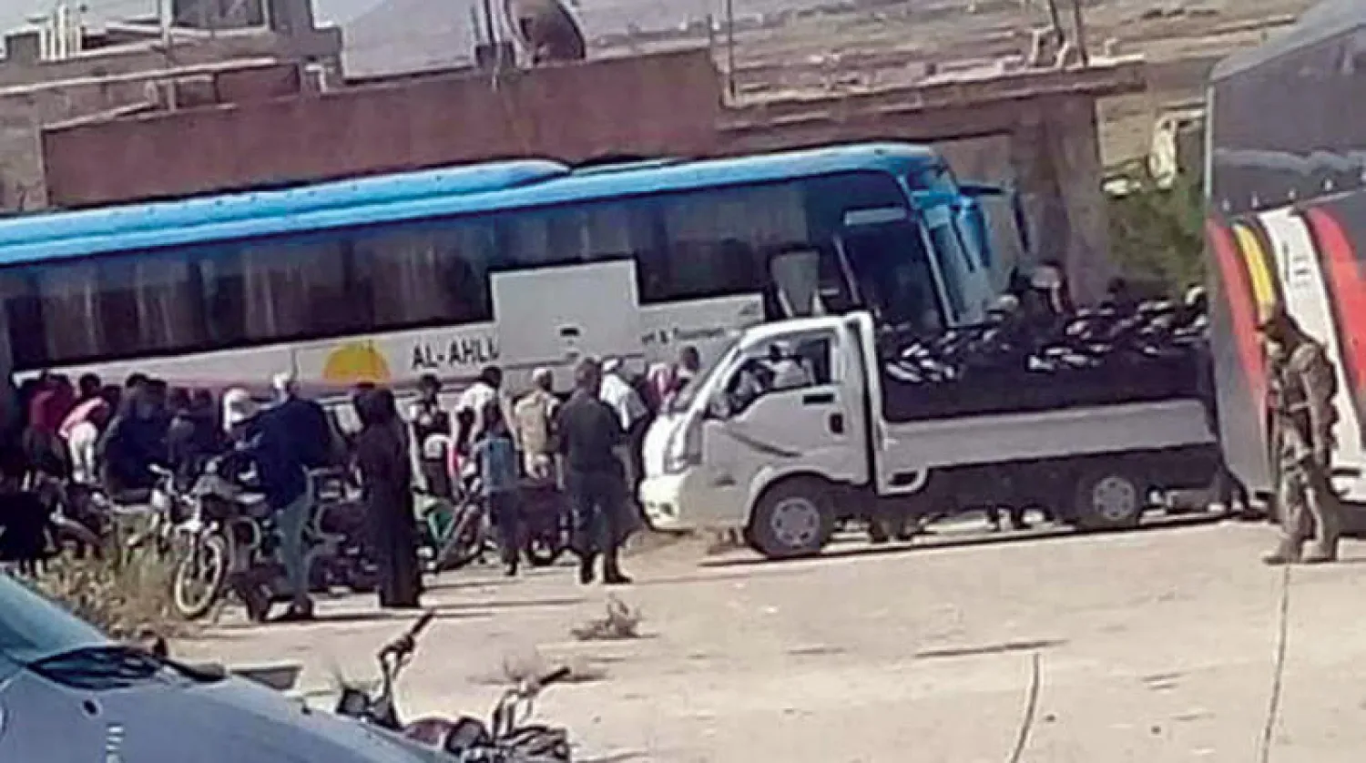 حافلات لنقل سوريين من ريف القنيطرة جنوب البلاد إلى شمالها (أخبار حوران)