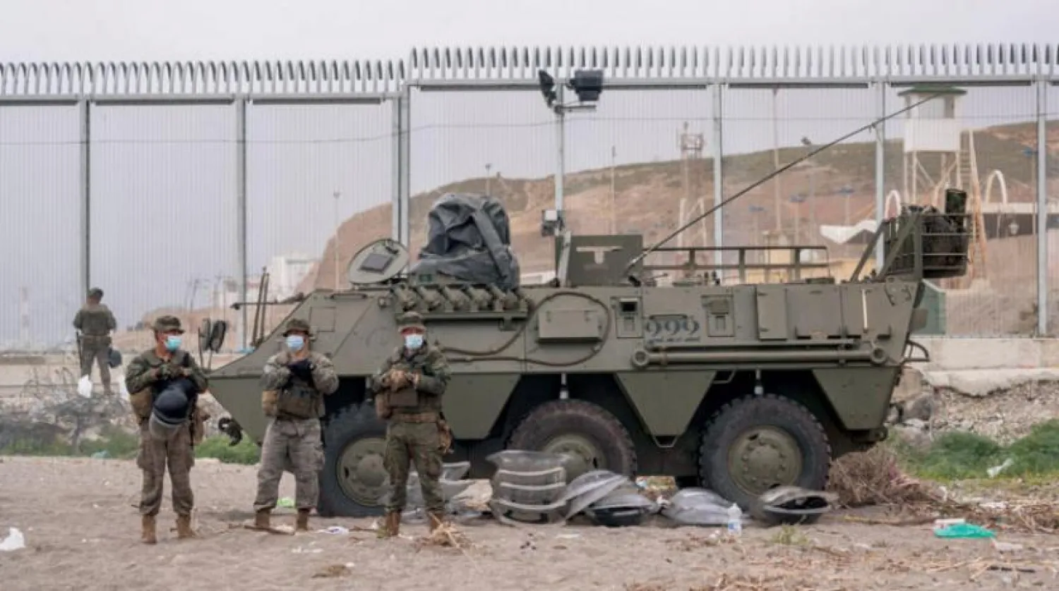 İspanyol askerleri göçmen akınına karşı Ceuta kıyılarına konuşlandı. (AP)