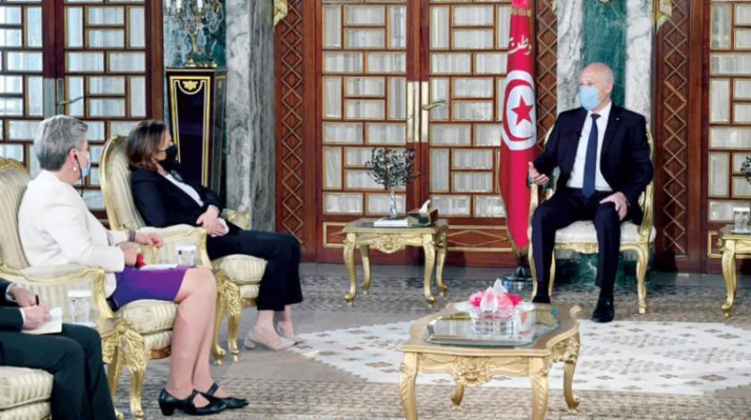 Tunus Cumhurbaşkanı Said dün İtalya İçişleri Bakanı Lamorgese ve AB İçişleri Komiseri Ylva Johansson ile bir araya geldi. (EPA)