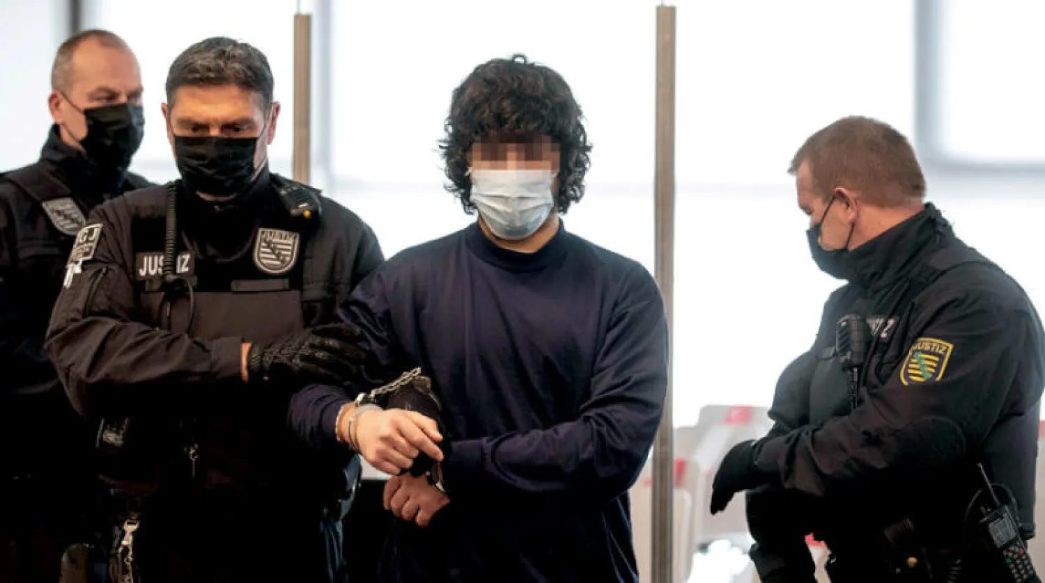 اللاجيء السوري عبد الله (21 عاما) (وسط) لدى مثوله أمام محكمة دريسدن أمس (إ.ب.أ)