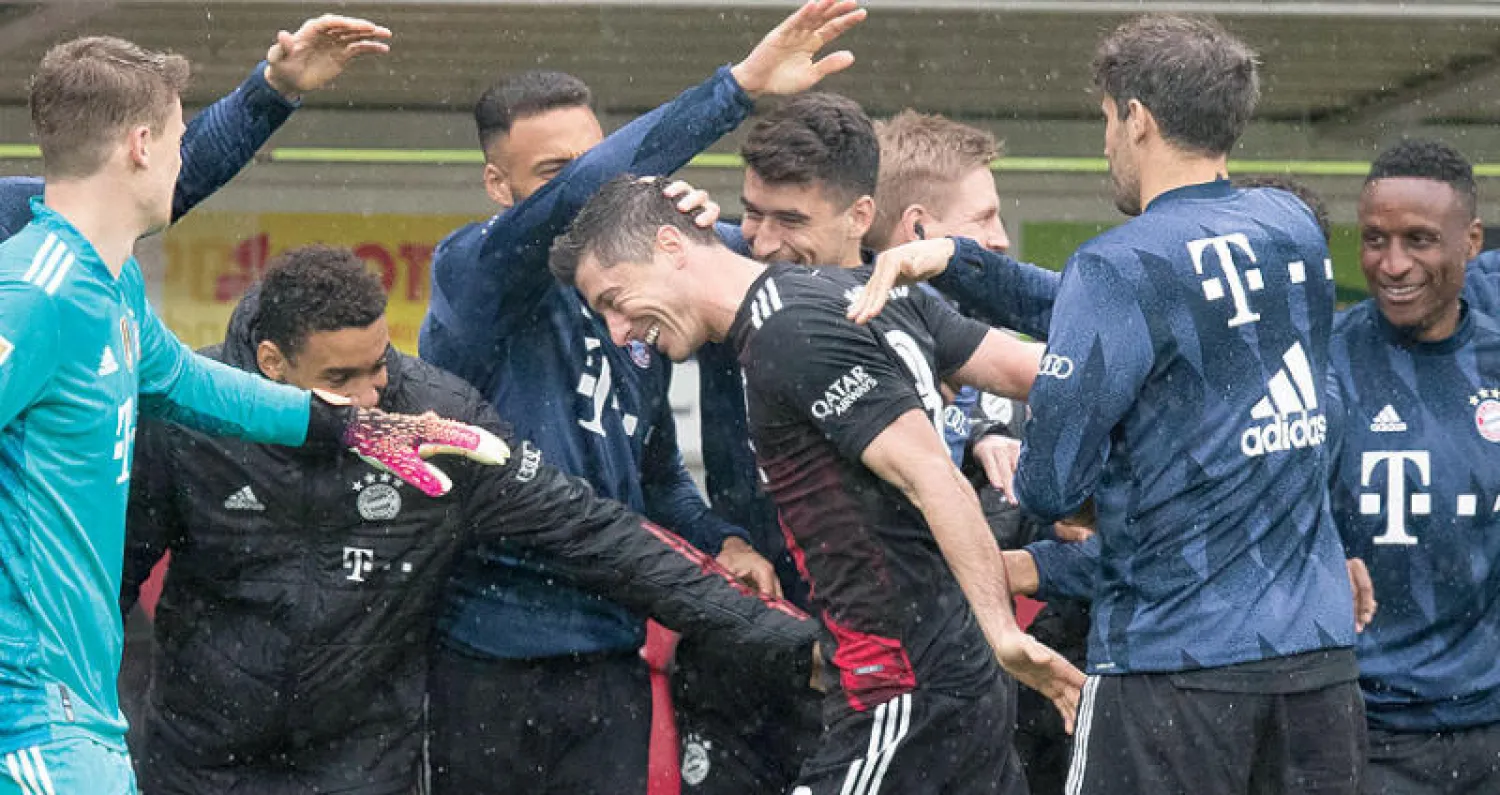 ليفاندوفسكي يحتفل بهدفه الـ40 أمام فرايبورغ الأسبوع الماضي (أ.ب)