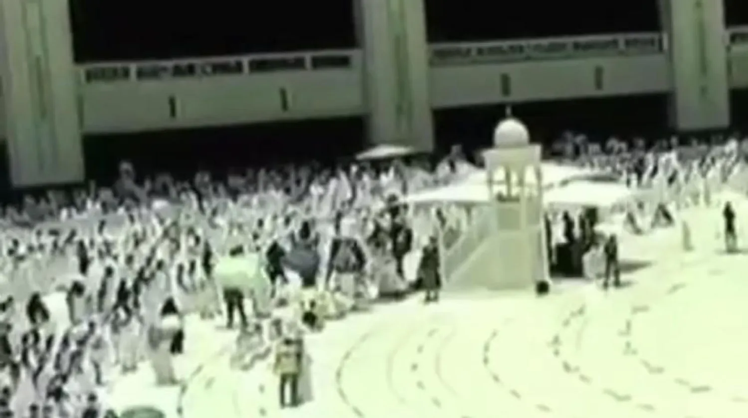 Söz konusu kişinin Mescid-i Haram minberine çıkmaya çalıştığı anlara ilişkin görüntü