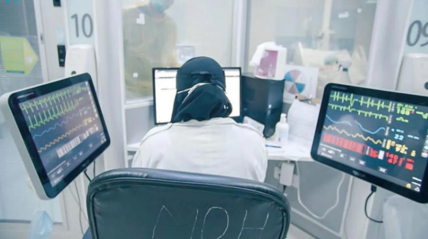 Suudi Arabistan’da bir hastanede uyutulan Kovid-19 hastalarının durumunu takip eden bir sağlık çalışanı (SPA)