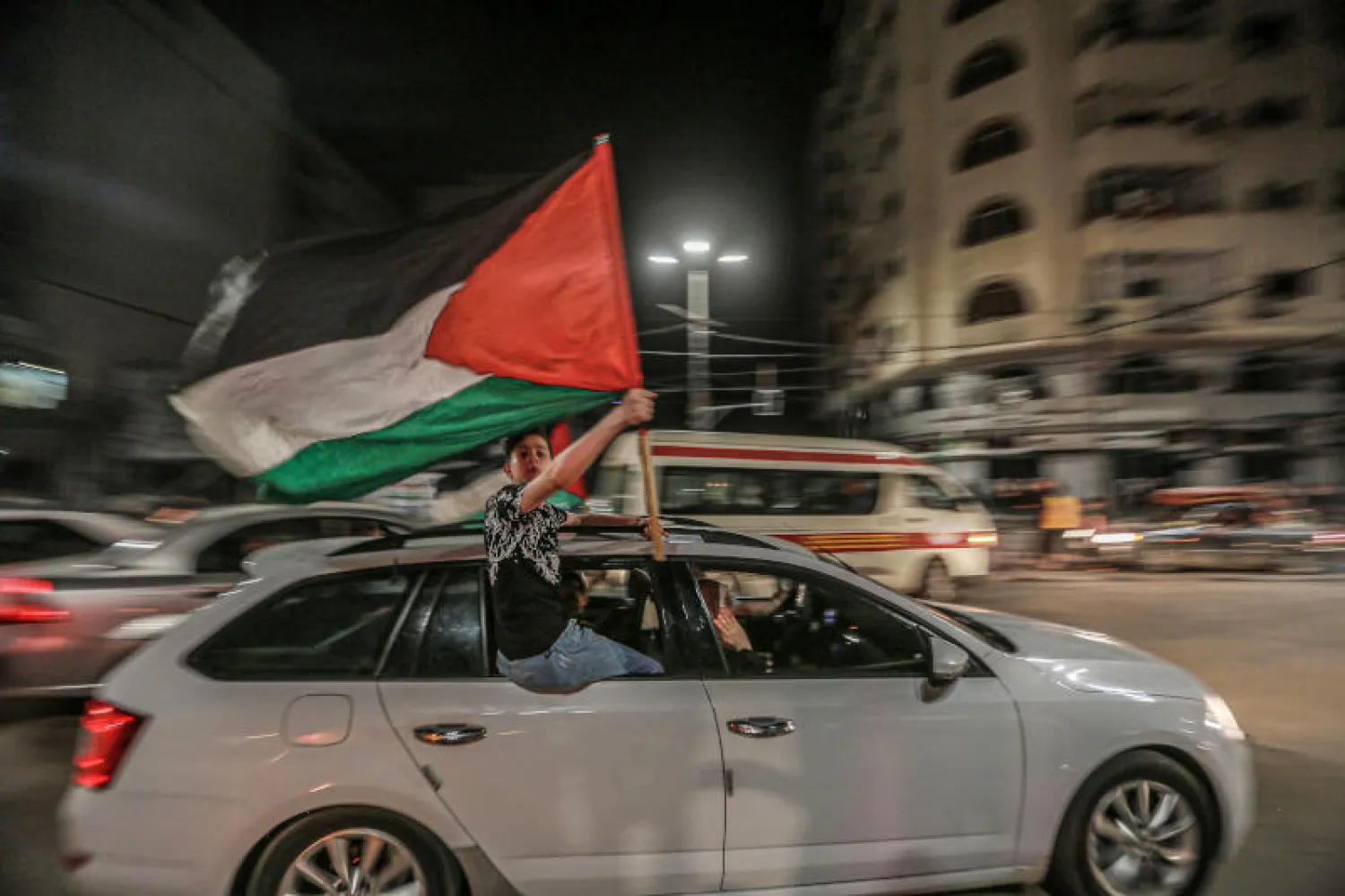 سكان غزة خرجوا إلى الشوارع للاحتفال ببدء الهدنة (د.ب.أ)