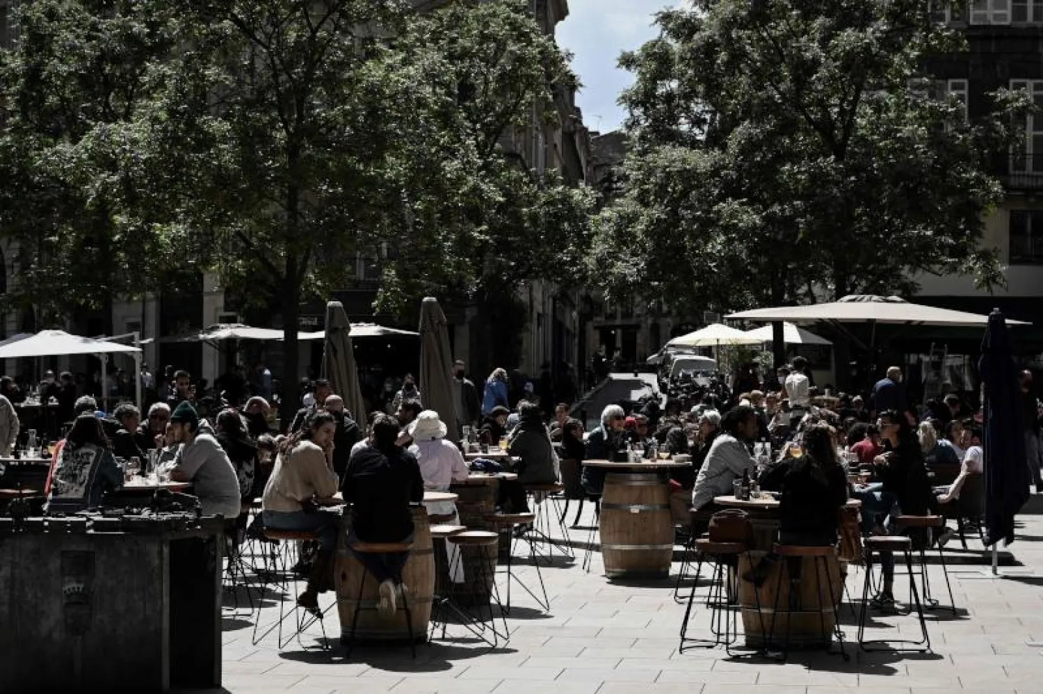 رواد مقهى في بوردو حيث يُسمح بارتياد المطاعم والمقاهي التي تملك مساحات في الهواء الطلق (أ.ف.ب)