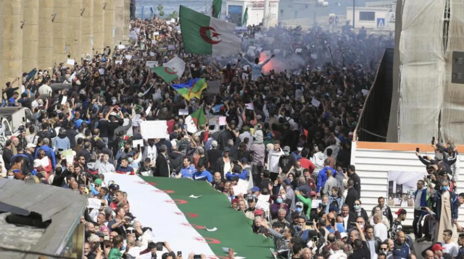 Cezayir başkentinde gerçekleşen gösteriler (AP)