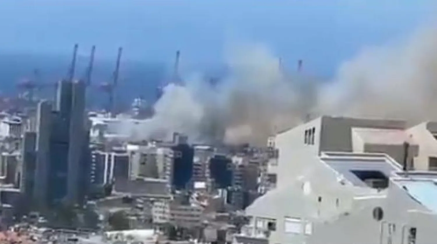 Beyrut limanı yakınlarında çıkan yangına dair bir fotoğraf karesi