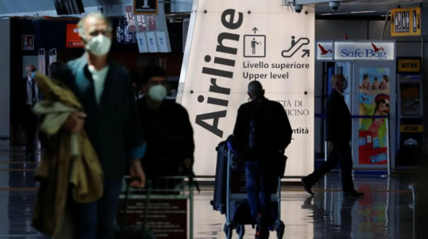 Aşı olanlar için kısıtlamaların hafifletilmesinin ardından İtalya’nın Fiumicino Havalimanı’ndaki yolcular (Reuters)