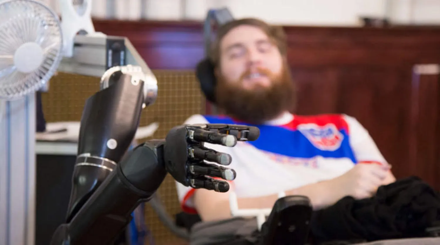 رجل مصاب بالشلل يتحكم بذراعه الآلية (أ.ف.ب)