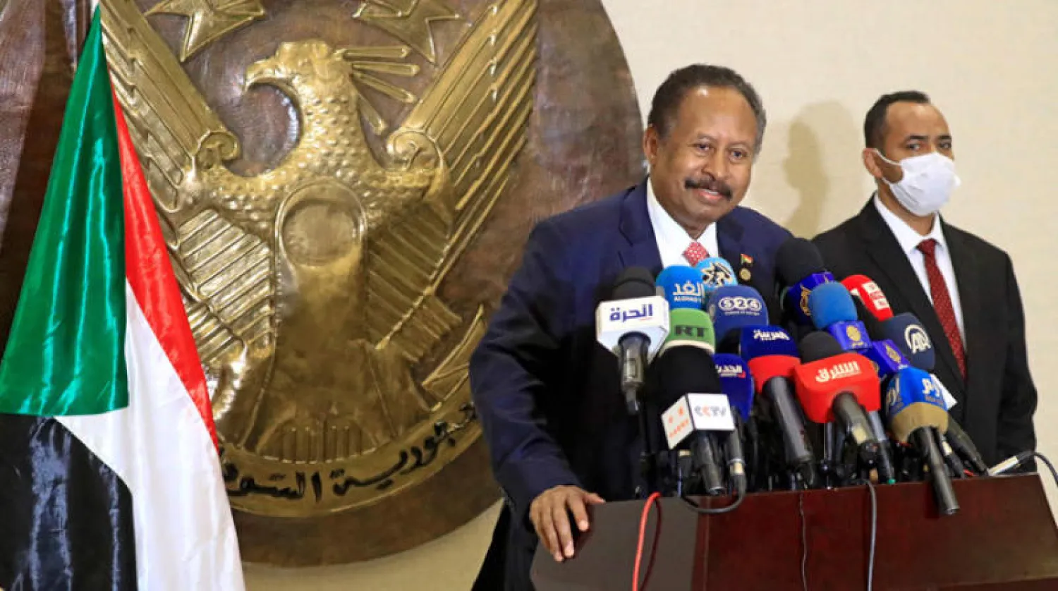 عبد الله حمدوك خلال مؤتمر صحافي في الخرطوم عقب عودته من باريس الخميس (أ.ف.ب)