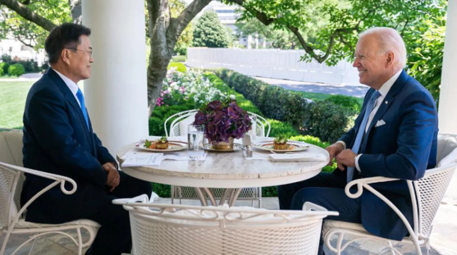 لقي رئيس كوريا الجنوبية مون جيه إن (يسار) استقبالاً أضفى عليه بايدن جواً عائلياً للتدليل على عمق العلاقات بين البلدين (إ.ب.أ)