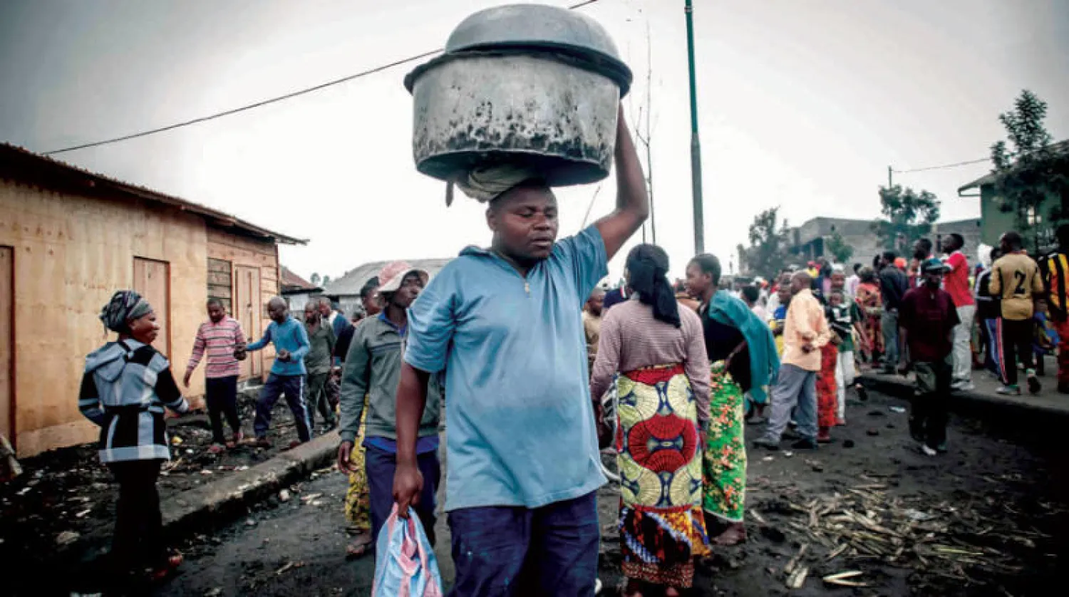 سكان يغادرون منازلهم في غوما بعد انفجار بركان أمس (أ.ف.ب)