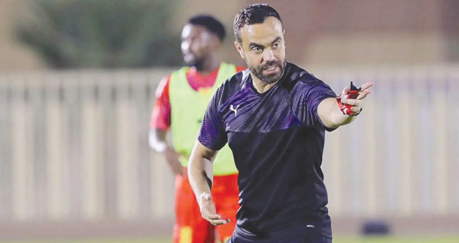 المناعي يوجه لاعبيه في التدريبات الأخيرة (الشرق الأوسط)
