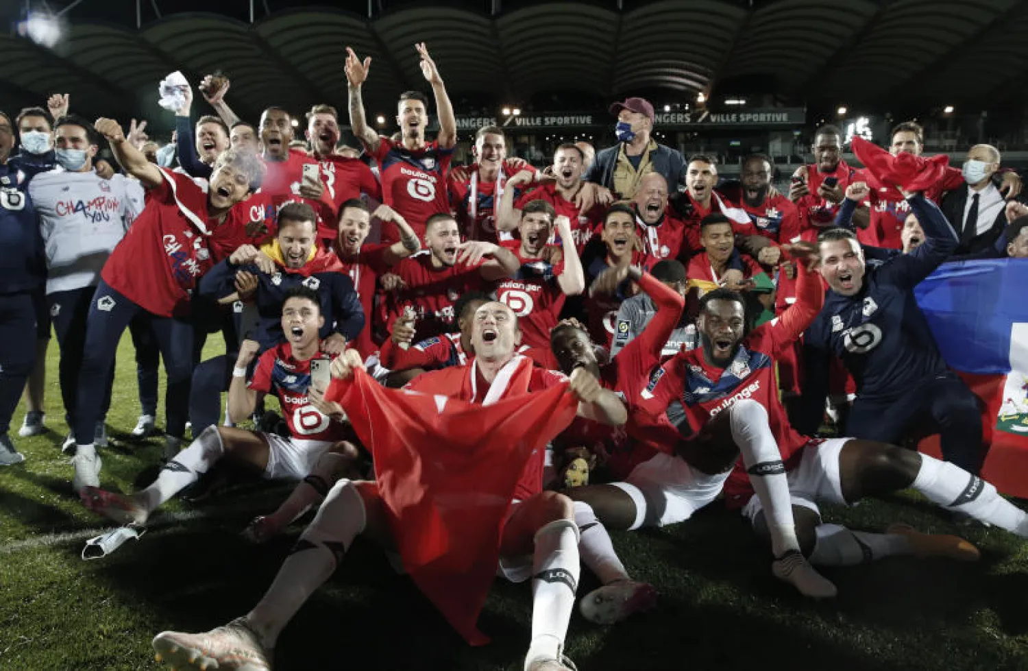 لاعبو ليل يحتفلون بالفوز بالدوري الفرنسي (أ.ب)