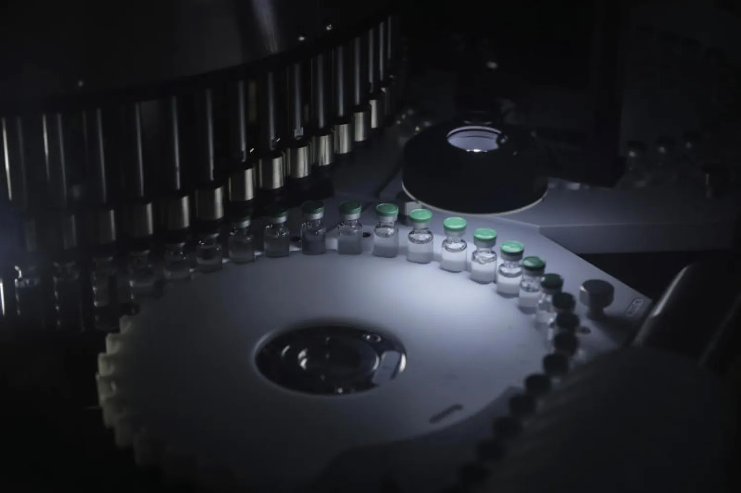 عبوات من لقاح «أسترازينيكا» على آلة تعبئة في معهد سيروم الهندي (أ.ب)