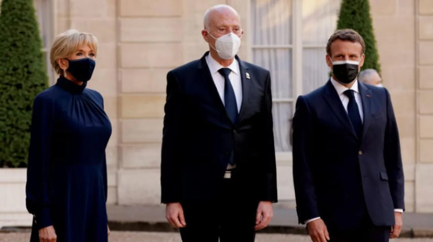 Tunus Cumhurbaşkanı Kays Said geçtiğimiz hafta Elysee’de bir akşam yemeği öncesi Fransa Cumhurbaşkanı Emmanuel Macron ve eşi Brigitte ile birlikte. (EPA)