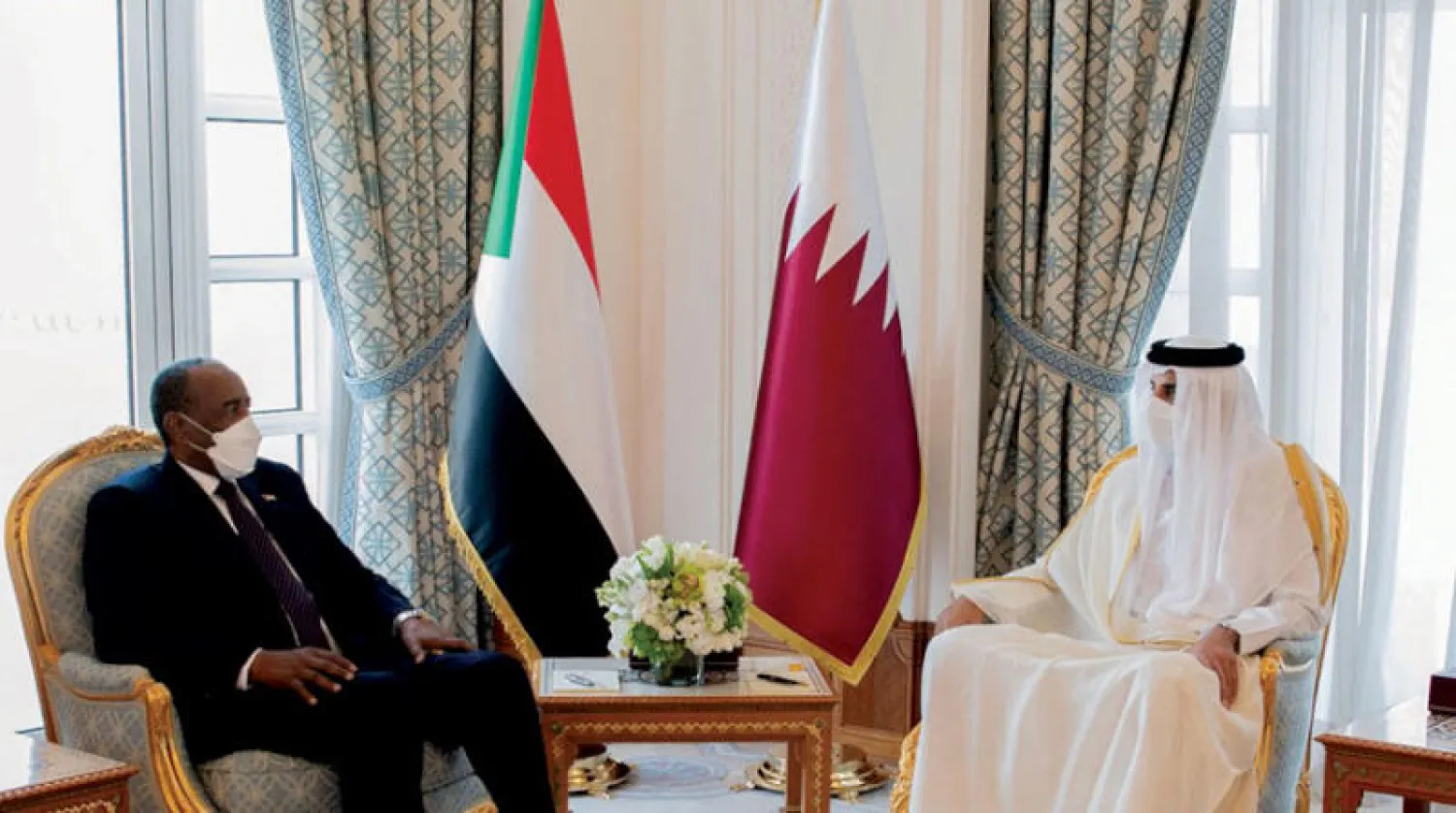 من لقاء سابق جمع أمير قطر الأمير تميم برئيس مجلس السيادة السوداني عبدالفتاح البرهان في الدوحة في 8 أبريل الماضي (أ.ف.ب)
