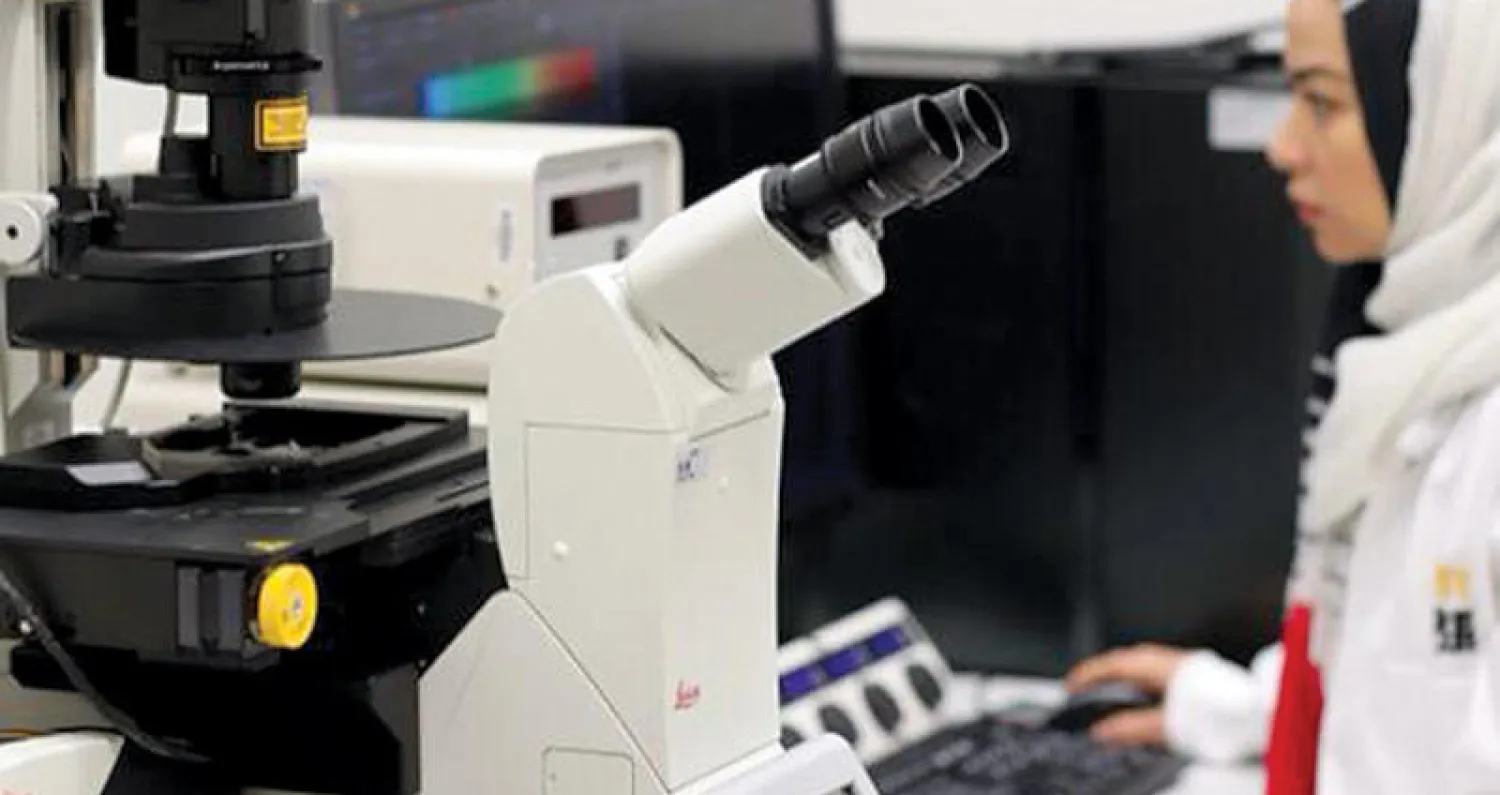 باحثة تعمل في «مركز كاوست - لايكا للتميز في أبحاث الفحص المجهري البصري» داخل الحرم الجامعي